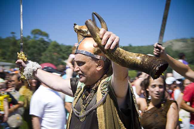 Los asistentes se disfrazan de vikingos Los asistentes se disfrazan de vikingos