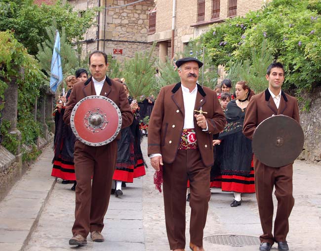 Se escenifica una batalla de hombres y mujeres