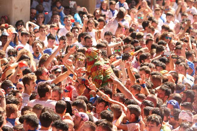 The cipotegato has to make a tour without being stained by the tomatoes that are thrown at him.