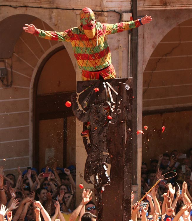 The character has to climb a statue