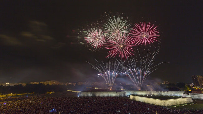 Los fuegos artificiales son uno de los eventos más esperados cada noche.