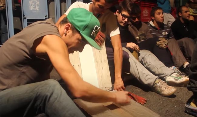 Joven preparando la tabla para mayor deslizamiento