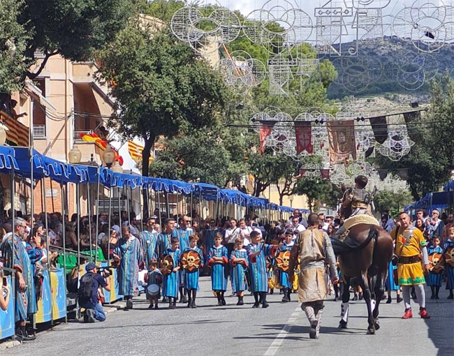 Desfile infantil. Fotos cortesía de la Comisión de Moros y Cristianos de Ibi