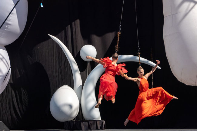 Dance and acrobatics. By Manel Sala